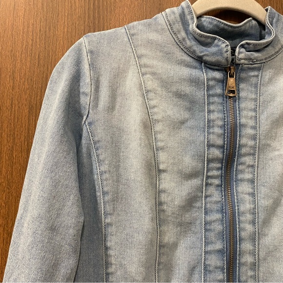DKNY Light Wash Peplum Denim Jacket Size Small Flirty Date Night Casual Stretchy - Picture 5 of 17